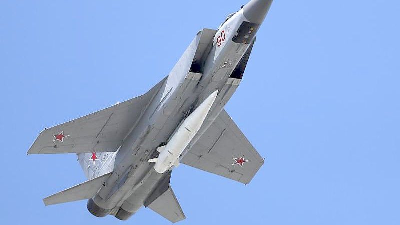 Ein Mikoyan MiG-31 Abfangjäger der russischen Luftwaffe fliegt bei einer russischen Militärparade mit einer ballistischen Luft-Boden-Rakete „Kinschal“ (Kh-47M2 Kinzhal) durch die Luft. Foto: Pavel Golovkin/AP/dpa