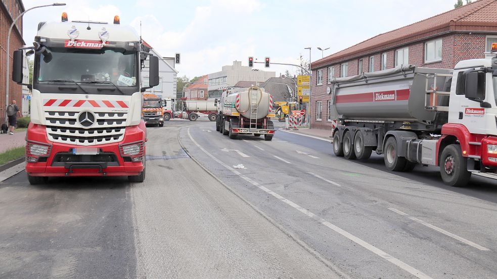 Im Juni vergangenen Jahres wurde die Leerer Landstraße bereits saniert. Dabei kam es zu Behinderungen im Straßenverkehr. Foto: Heino Hermanns