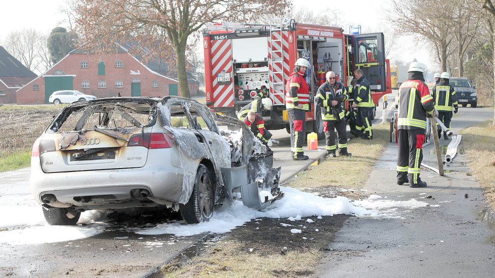 Der Audi brannte völlig aus. Foto: Romuald Banik