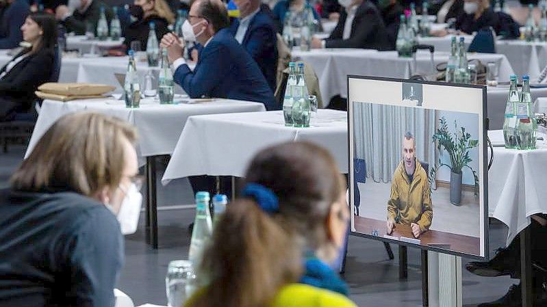 Vitali Klitschko ist per Live-Schalte mit dem Münchner Stadtrat verbunden. Foto: Sven Hoppe/dpa