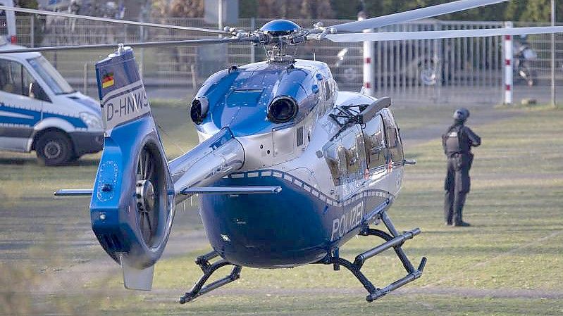 Der Hubschrauber mit dem Angeklagten Thomas Drach landet auf dem Gelände des Justizzentrums Köln. Foto: Thomas Banneyer/dpa