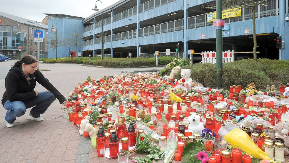 Ein wahres Meer aus Blumen, Trauerkerzen und Plüschtieren breitet sich an einem Sonntag im Jahr 2012 vor dem City-Parkhaus am Wasserturm in Emden aus. Foto: DPA