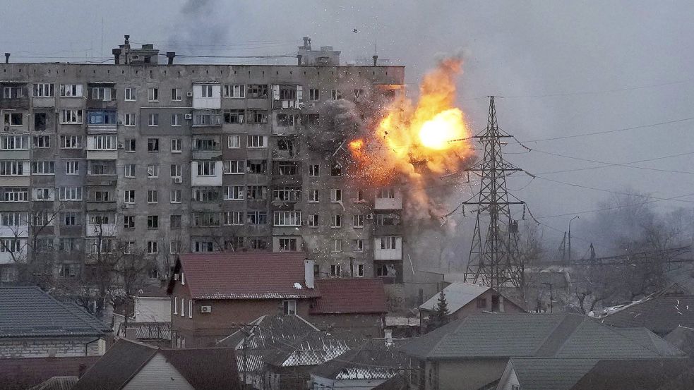 Unter russischem Beschuss: ein Wohngebäude im ukrainischen Mariupol. Foto: picture alliance/dpa/AP