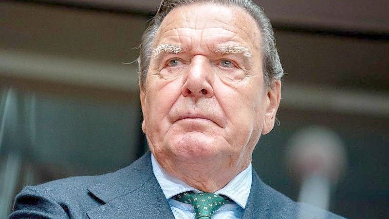 Altkanzler Gerhard Schröder gilt als langjähriger Vertrauter von Wladimir Putin. Foto: Kay Nietfeld/dpa