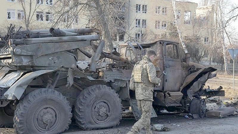 Ein ukrainischer Soldat geht in Charkiw an einem zerstörten russischen Artilleriesystem vorbei. Foto: Efrem Lukatsky/AP/dpa