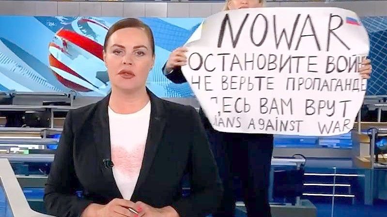 Marina Owssjannikowa werden nach ihrer vielbeachteten Aktion im russischen Staatsfernsehen „öffentliche Handlungen zur Diskreditierung des Einsatzes der Streitkräfte der Russischen Föderation“ vorgeworfen. Foto: ---/Social Media/dpa