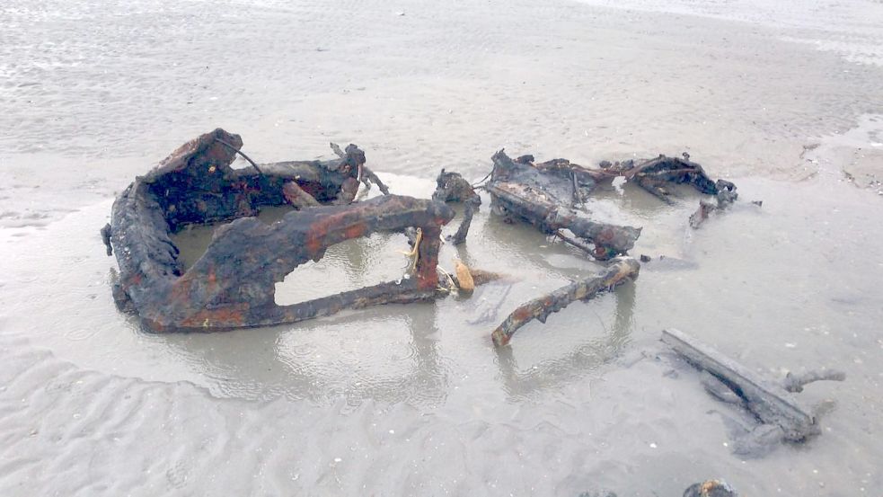 So sieht das Wrack aus, das derzeit bei Niedrigwasser im Westen von Juist zu sehen ist. Foto: Jens Heistermann