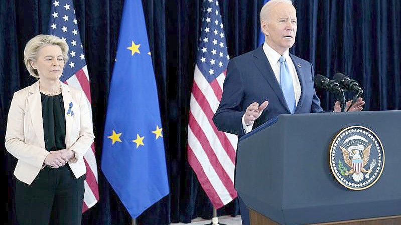 Die EU will mithilfe der USA und anderer internationaler Partner unabhängiger von russischem Gas werden. (Im Bild: EU-Kommissionspräsidentin Ursula von der Leyen und US-Präsident Joe Biden). Foto: Evan Vucci/AP/dpa