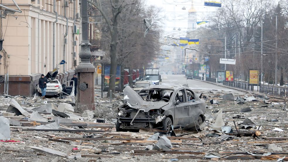 Ein ausgebranntes Auto steht auf einer Straße in der ukrainischen Stadt Charkiw. Foto: DPA