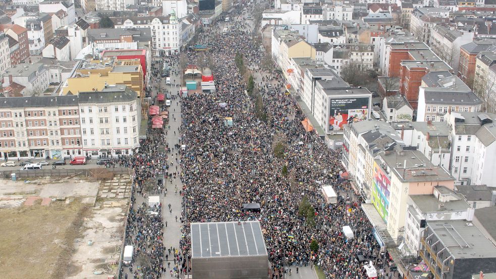 20.000 oder 120.000? Die Angaben zur Teilnehmerzahl an der Friedensdemo gingen bei Polizei und Fridays for Future weit auseinander. Foto: Imago/Andre Lenthe