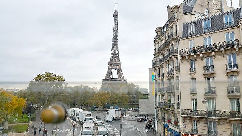 Aus dem Fenster der Pariser Metro ist hinter Wohnhäusern der Eiffelturm zu sehen - samt des üblichen Straßenrkehrs. Foto: Jan Woitas/dpa-Zentralbild/ZB