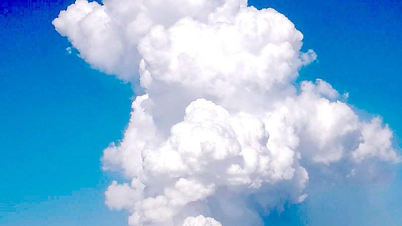 Ein kleiner philippinischer Vulkan in einem landschaftlich reizvollen See in der Nähe der Hauptstadt spuckte am Samstag bei einer kurzen Explosion eine weiße Dampf- und Aschewolke in den Himmel. Foto: Reynante Olitan De Villa/AP/dpa