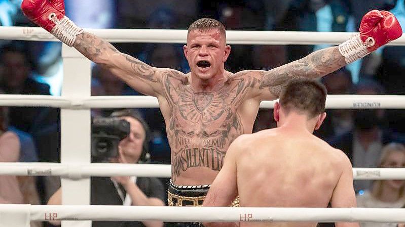 Istvan Szili (l) reißt in der Schlussrunde bereits zehn Sekunden vor dem Gong triumphierend die Arme nach oben. Foto: Bernd Thissen/dpa