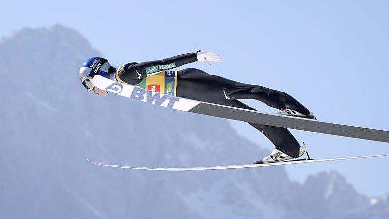 Fliegt in Planica zum Gesamtweltcupsieg: Ryoyu Kobayashi. Foto: Darko Bandic/AP/dpa