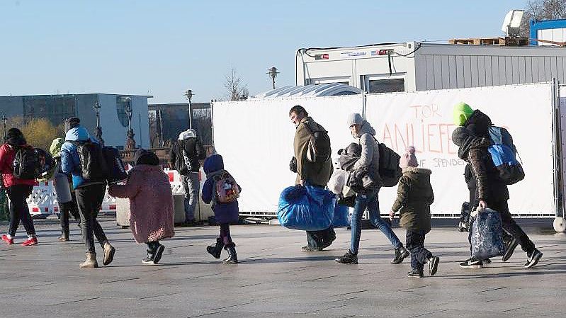 Flüchtlinge aus der Ukraine am Hauptbahnhof in Berlin. Foto: Annette Riedl/dpa