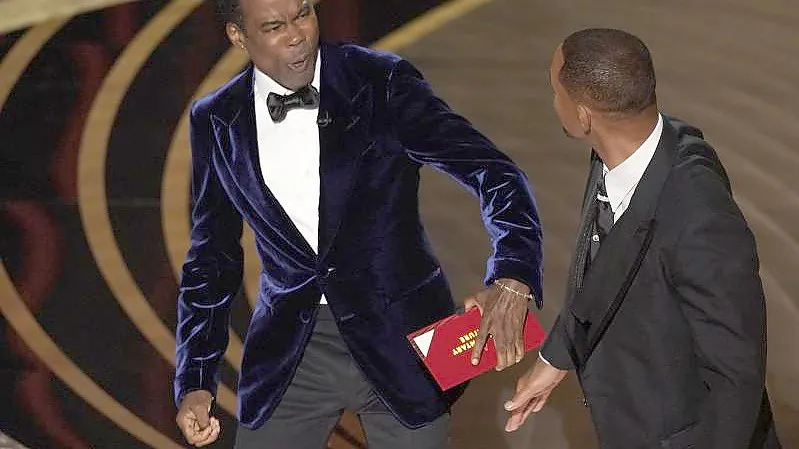 Moderator Chris Rock bekommt von Will Smith eine Ohrfeige versetzt. Foto: Chris Pizzello/Invision/AP/dpa