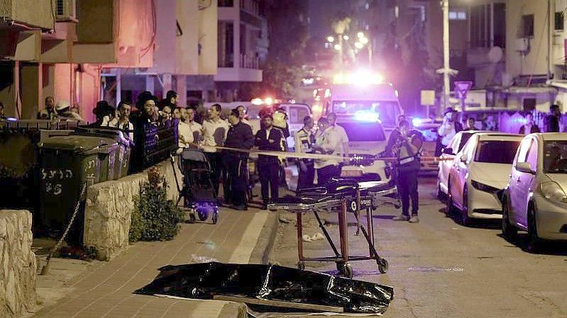 Beim dritten Anschlag in Israel binnen einer Woche sindmindestens vier Menschen getötet worden. Ein Mann eröffnete nach Polizeiangaben in Bnei Brak bei Tel Aviv gezielt das Feuer auf Passanten. Foto: Oded Balilty/AP/dpa