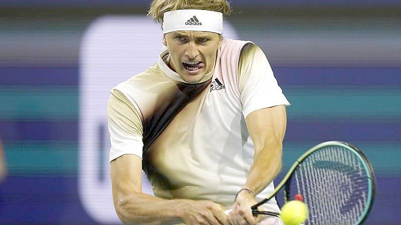 Steht beim Turnier in Miami im Viertelfinale: Alexander Zverev in Aktion. Foto: Marta Lavandier/AP/dpa