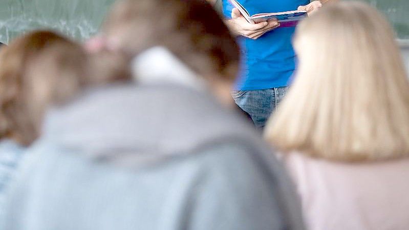 Ein Lehrer unterrichtet in einer Sinsheimer Realschule. Foto: Marijan Murat/dpa