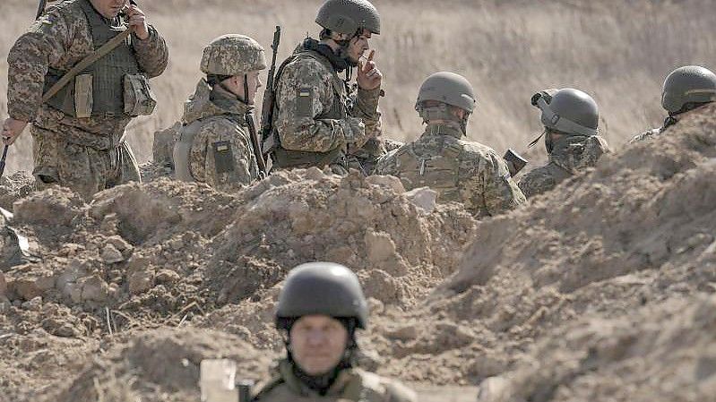 Ukrainische Soldaten stehen in Schützengräben nördlich von Kiew. Foto: Vadim Ghirda/AP/dpa