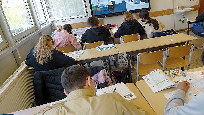 Der aus der Ukraine geflohne Schüler Konstantin (vorne links) arbeitet in der Deutsch Fördergruppe des Albertus-Magnus-Gymnasiums. Foto: Henning Kaiser/dpa