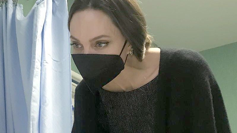 Angelina Jolie besucht ein ukrainisches Kind im Vatikan-Kinderkrankenhaus. Foto: Ospedale Pediatrico Bambino Gesu/dpa