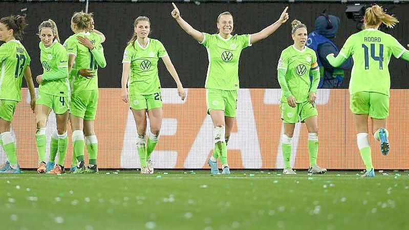 Wolfsburgs Spielerinnen jubeln nach einem Eigentor der Frauen des FC Arsenal. Foto: Swen Pförtner/dpa