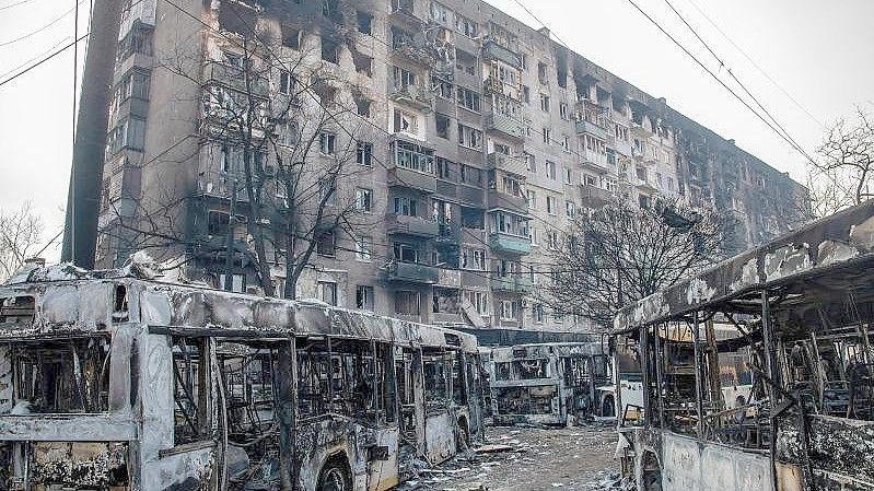 Eine Reihe von Bussen, die von den Verteidigern des ukrainischen Asow-Bataillons aufgestellt wurden, um den Vormarsch der russischen und prorussischen Kräfte zu behindern. Foto: Maximilian Clarke/SOPA Images via ZUMA Press Wire/dpa