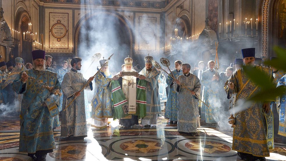 Der russisch-orthodoxe Kirchenpatriarch Kyrill I. (M) bei einem Gottesdienst in der Christ-Erlöser-Kathedrale. Foto: Russian Orthodox Church Press Service/AP