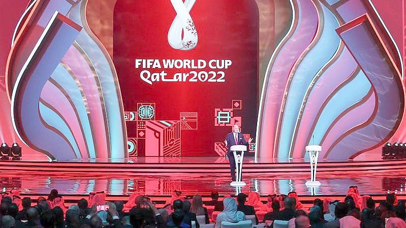 Fifa-Präsident Gianni Infantino spricht zu Beginn der Auslosung auf der Bühne. Foto: Christian Charisius/dpa