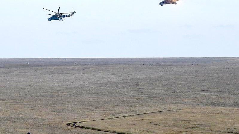 Ukrainische Militärhubschrauber während einer Übung über der Küste am Asowschen Meer. (Symbolbild). Foto: Evgeniy Maloletka/AP/dpa