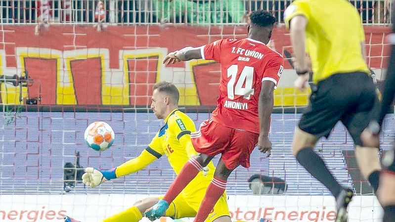 Berlins Taiwo Awoniyi (M) überwindet den Kölner Torwart Marvin Schwäbe (l) zum 1:0. Foto: Andreas Gora/dpa