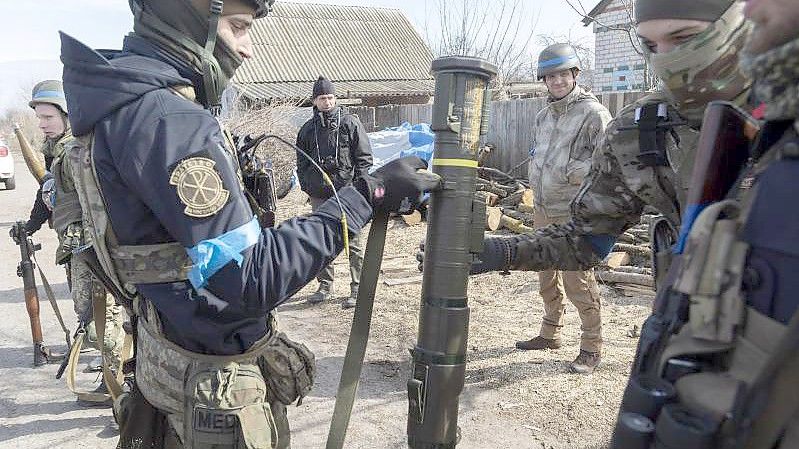 Ukrainische Soldaten in Rudnyzke begutachten eine Panzerfaust. Das Pentagon will die Ukraine mit weiteren Waffen im Wert von 300 Millionen Dollar ausstatten. Foto: Andrea Filigheddu/ZUMA Press Wire/dpa