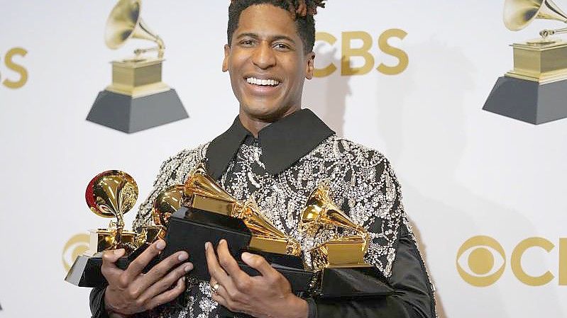 Jon Batiste war mit fünf Grammys der große Sieger des Abends. Foto: John Locher/Invision via AP/dpa