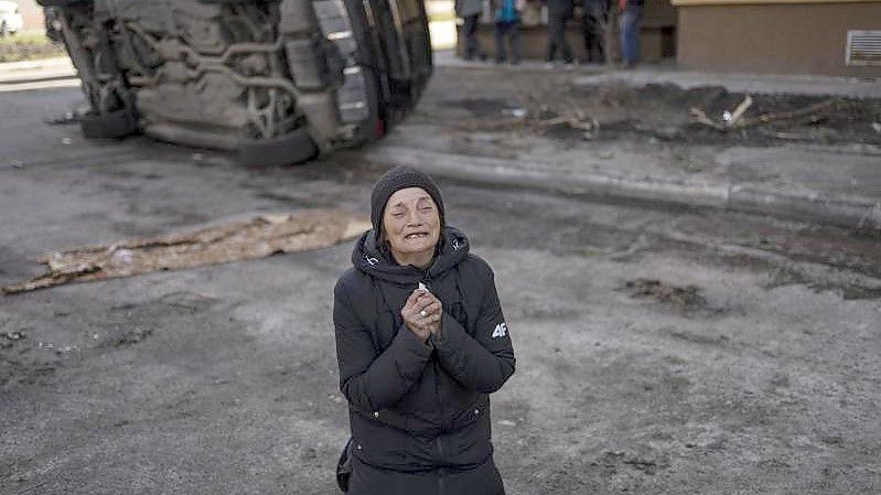 Die 57-jährige Tanya Nedashkivs'ka trauert um ihren Mann, der in Butscha am Stadtrand von Kiew getötet wurde. Foto: Rodrigo Abd/AP/dpa
