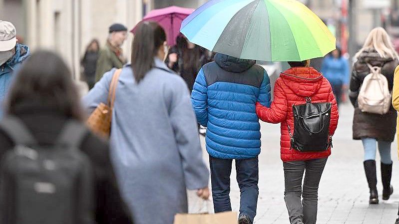 Zahlreiche Menschen gehen durch eine Einkaufsstraße in Köln. Foto: Federico Gambarini/dpa