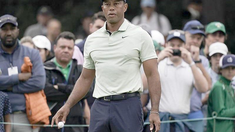 Hat sich nach seinem schweren Autounfall zurückgekämpft: Tiger Woods in Aktion. Foto: Charlie Riedel/AP/dpa