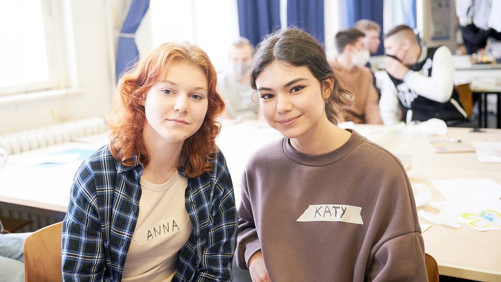 Die ukrainischen Jugendlichen Anna und Katy sitzen in der Willkommensklasse einer Berliner Schule. Foto: Annette Riedl