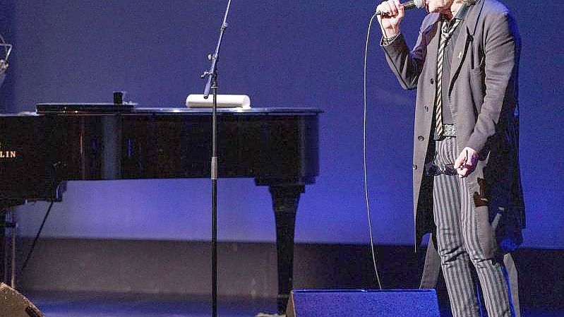 Udo Lindenberg (r) und Pascal Kravetz unterstützten eine Spendengala für die Kinder der Ukraine im St. Pauli Theater in Hamburg. Foto: Axel Heimken/dpa