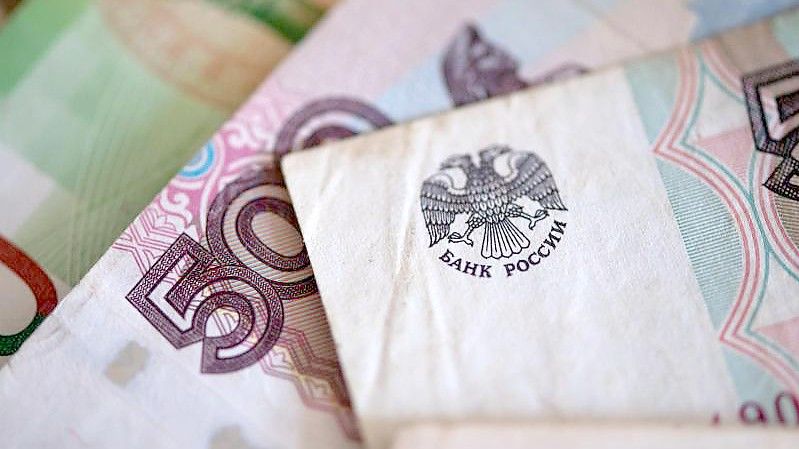 Russische Rubel-Banknoten liegen auf einem Tisch. Foto: Sven Hoppe/dpa