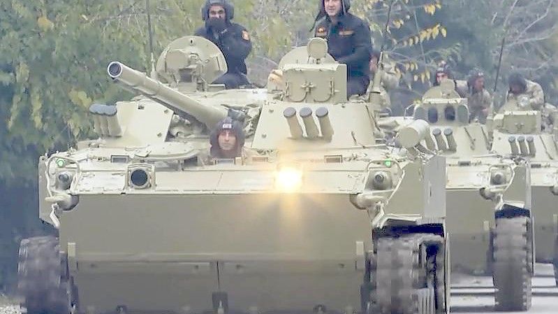 Armenien und Aserbaidschan streben eine friedliche Lösung für den immer wieder eskalierenden Konflikt in der Region Berg-Karabach an. Foto: Uncredited/APTN/AP/dpa