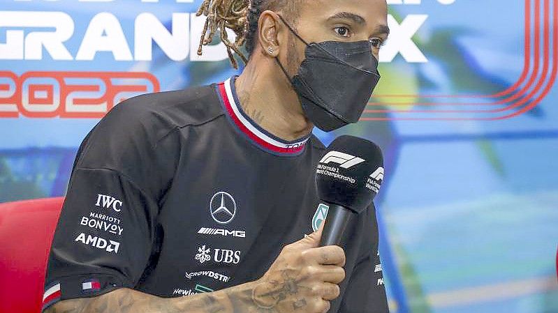 Freut sich über neue Hersteller in der Formel 1: Lewis Hamilton bei der Pressekonferenz vor dem ersten Training in Melbourne. Foto: Asanka Brendon Ratnayake/AP/dpa