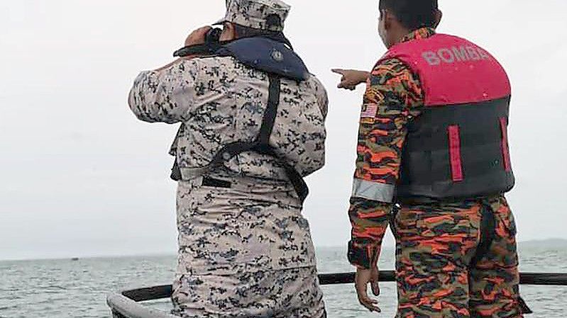 „Wir glauben, dass die Chance groß ist, sie wohlauf zu finden“: Such- und Rettungsmitarbeiter vor der Küste von Mersing in Johor, Malaysia. Foto: Malaysian Maritime Enforcement Agency/AP/dpa