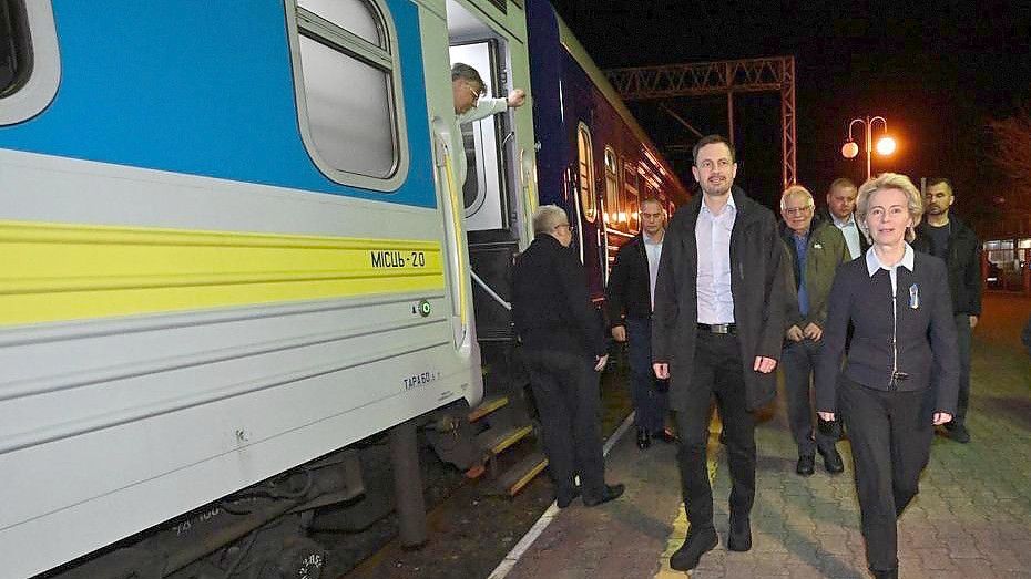 Auf dem Weg nach Kiew: EU-Kommissionspräsidentin Ursula von der Leyen auf dem Bahnhof von Przemysl. Von dort geht es mit dem Zug in die Ukraine. Foto: picture alliance/dpa/European Commission