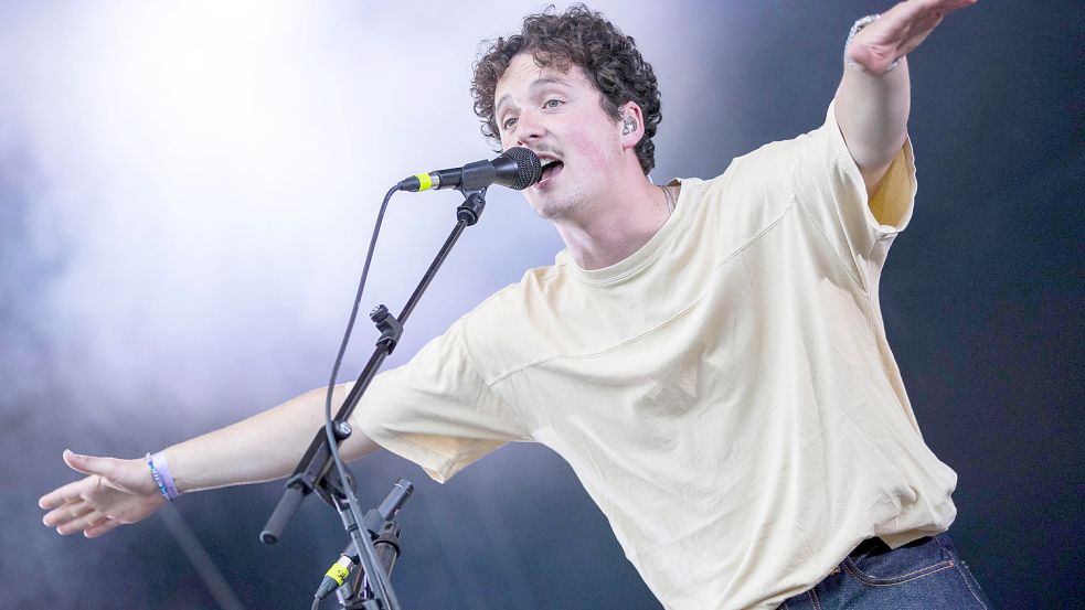 Leadsänger Vincent Waizenegger von Provinz bei einem Auftritt 2021 in Erfurt. Die Band wird vor dem bisher größten Publikum beim Popsalon auftreten. Die Macher des Musikfestivals organisierten dafür extra eine Bühne im Hyde Park. Foto: imago-images/Kremer