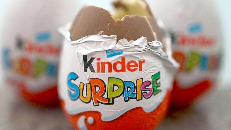 Drei britische Varianten der Kinder-Überraschungseier von Ferrero. Foto: Victoria Jones/PA Wire/dpa