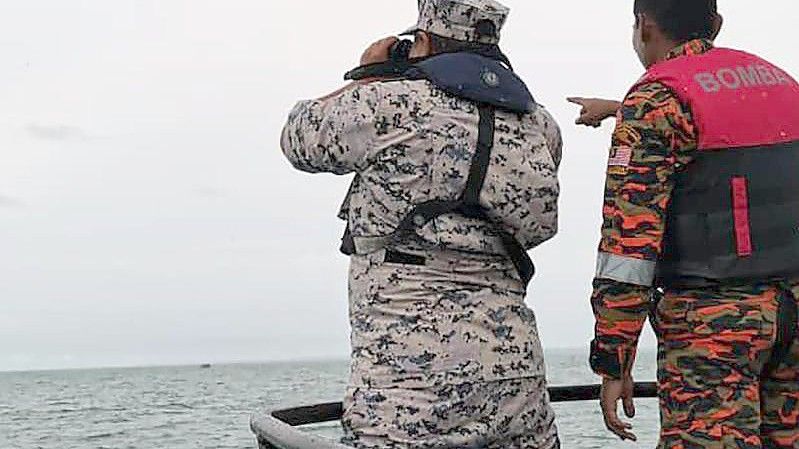 Retter suchen vor der Küste von Mersing in Johor, Malaysia nach ausländischen Tauchern. Zwei der drei vermissten Taucher aus Europa sind lebend geborgen worden. Foto: Malaysian Maritime Enforcement A/Malaysian Maritime Enforcement Agency via AP/dpa