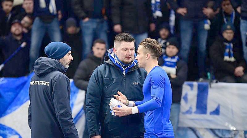 Herthas Peter Pekarik (r) diskutiert nach der Derby-Pleite mit Fans in der Ostkurve. Foto: Sören Stache/dpa