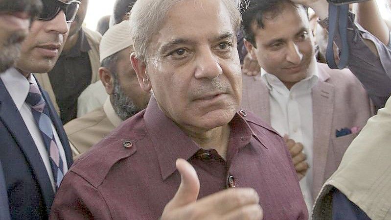 Oppositionsführer Shehbaz Sharif (M) gilt als Favorit für den Posten des Premierministers. Foto: B.K. Bangash/AP/dpa