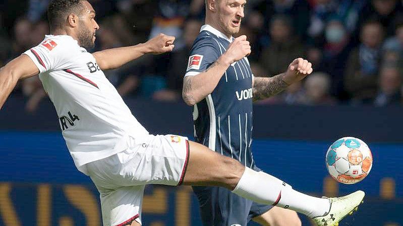 In den Weg gestellt: Bochums Sebastian Polter (r) und Leverkusens Jonathan Tah. Foto: Bernd Thissen/dpa